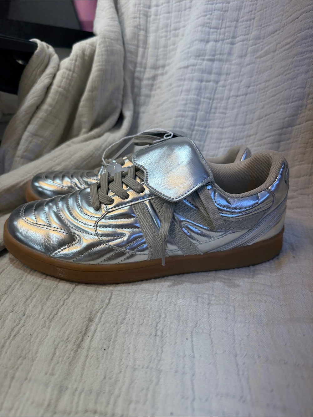 Women Steve Madden size 8 new Metallic Silver Sneaker with Gum Sole